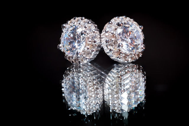 Do Lab-Grown Diamonds Glow Under UV Light?